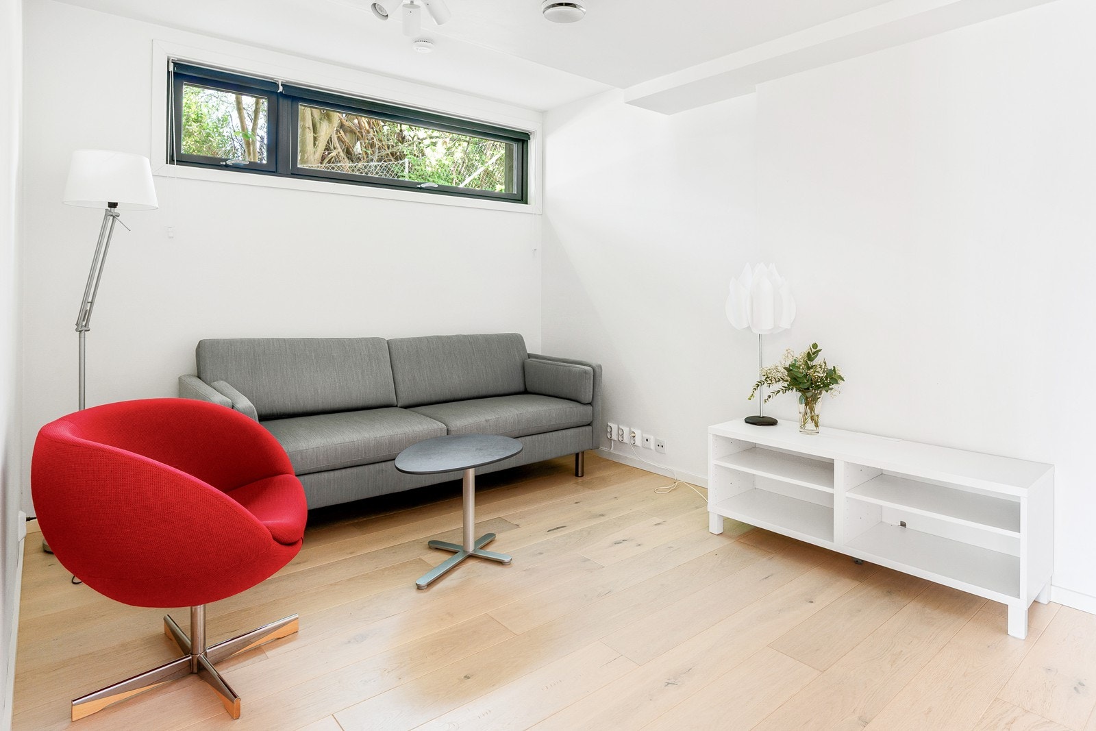 Hybelen bestående av kjellerstue, kjøkken og bad. Galleribilde