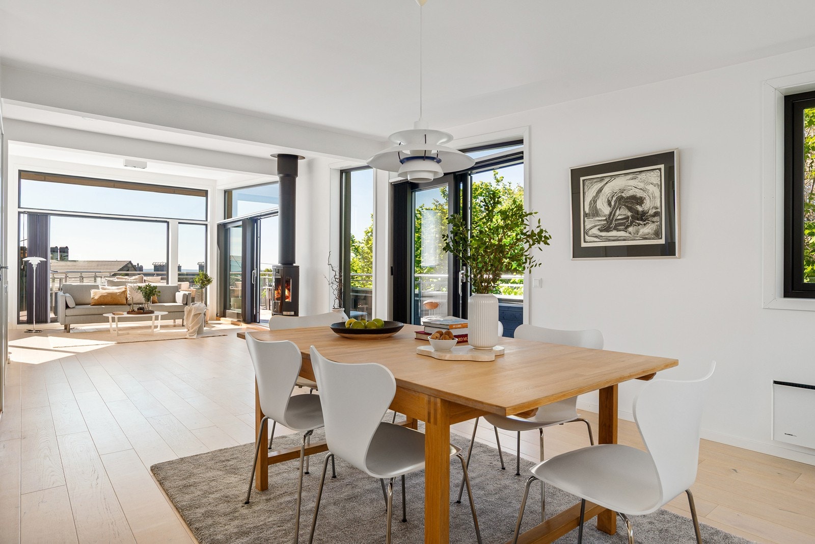 God plass til spisestue og langbord ved behov. Spisestuen er etablert i tilnytning til kjøkkenet. Galleribilde