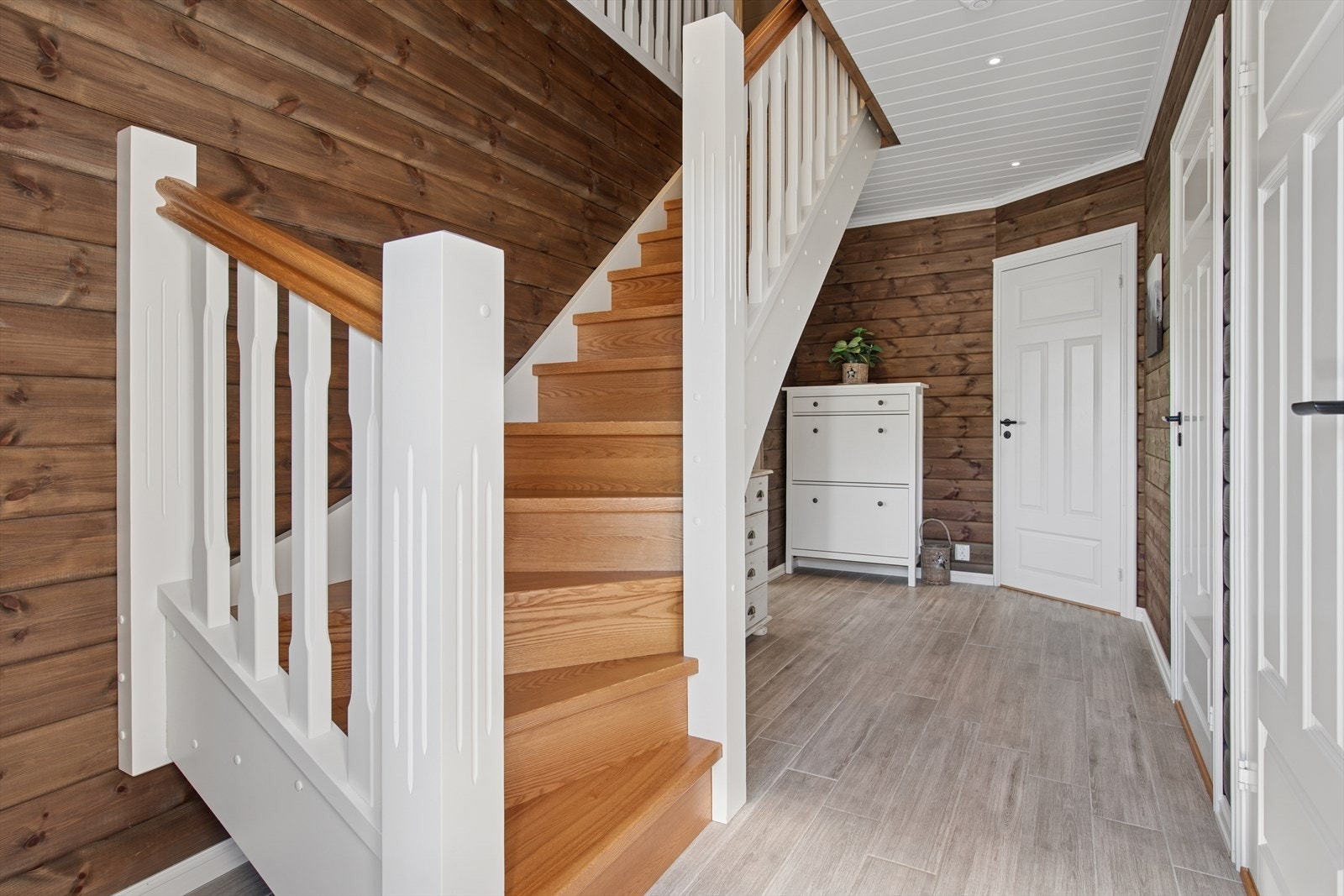 Fra gangen går trappen opp til hyttas øvre etasje, hvor du finner to soverom, toalett og loftstue. Galleribilde