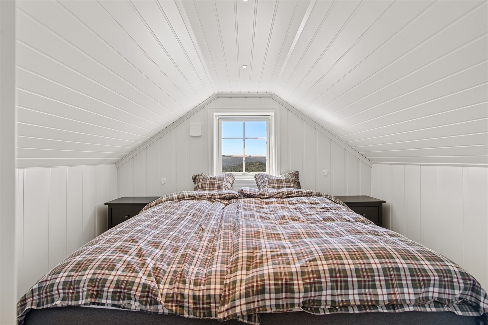 Soverom i 2. etasje. Det er dobbelt isolert etasjeskiller i stuetaket så det blir lydisolert opp til stuen og soverommet oppe. Selger er meget fornøyd med dette tilvalget. Galleribilde