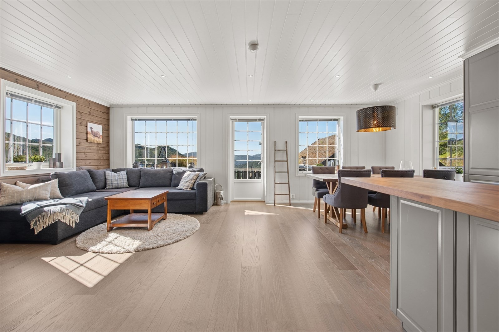 Stuen har gode møbleringsmuligheter og hyggelig plass til alle hyttas gjester. Her kan man supplere med sofaer og bord, og det er også god plass til spisebord for alle som skal være på hytta. Galleribilde