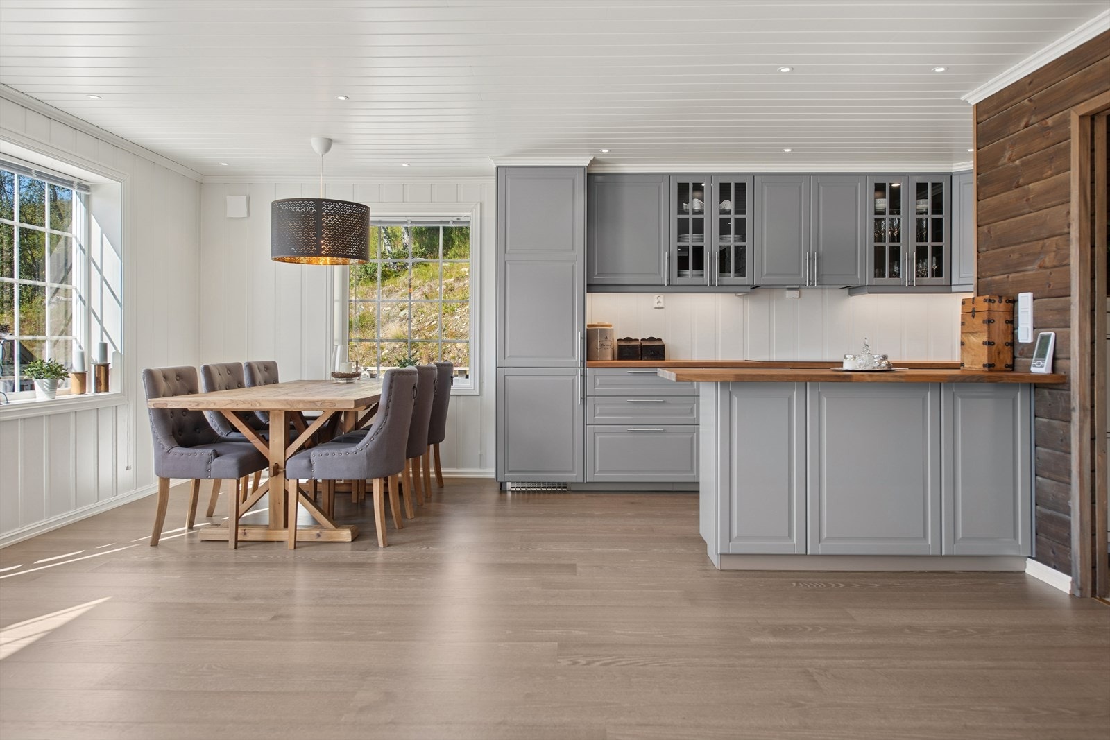 Kjøkkenet glir elegant sammen med stuen og presenterer et moderne, stilfullt design, komplett med forseggjorte detaljer og solid utførelse. Galleribilde