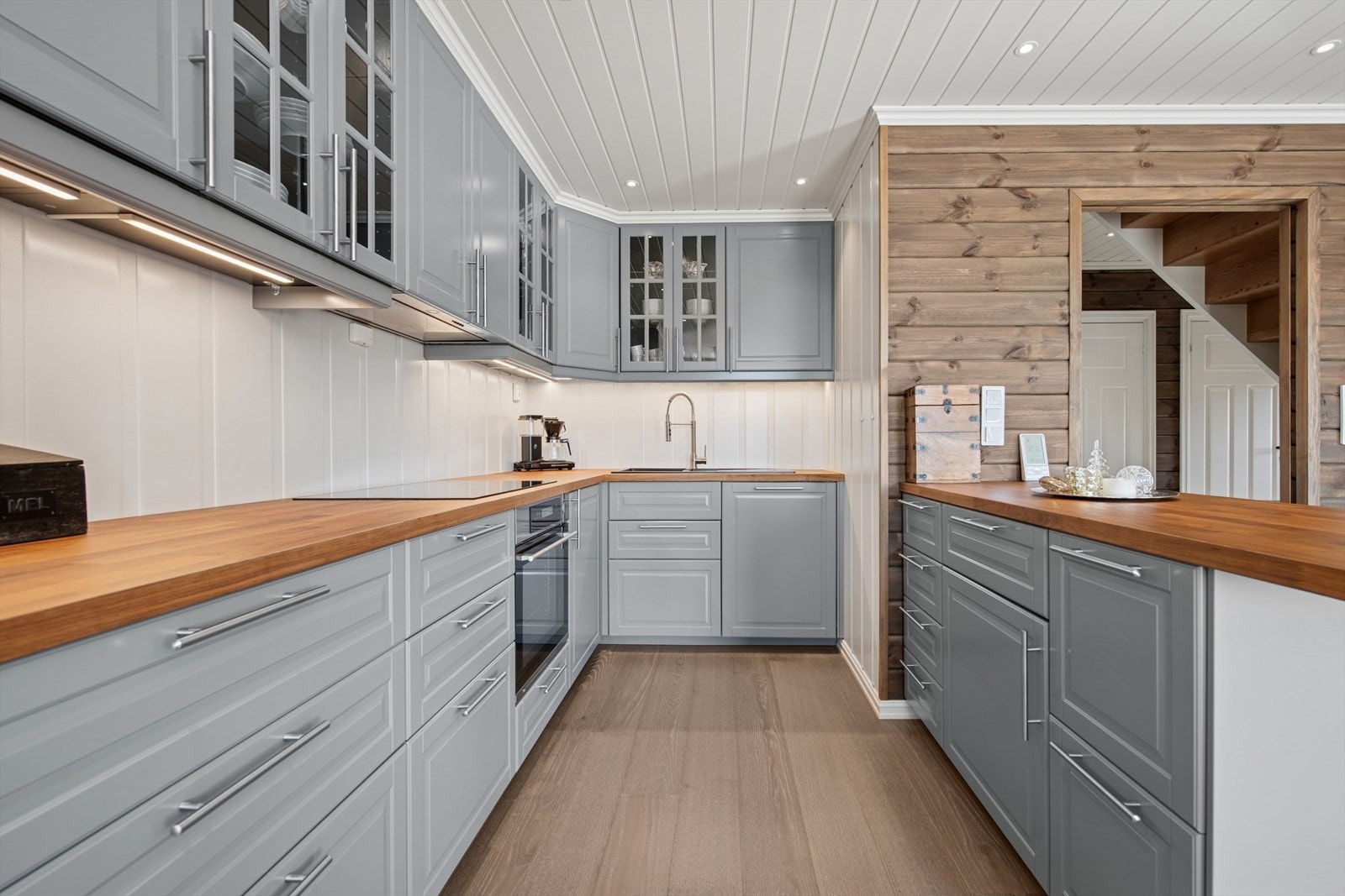 Kjøkkenet har integrert oppvaskmaskin, kombiskap, stekeovn, platetopp og ventilator. Galleribilde