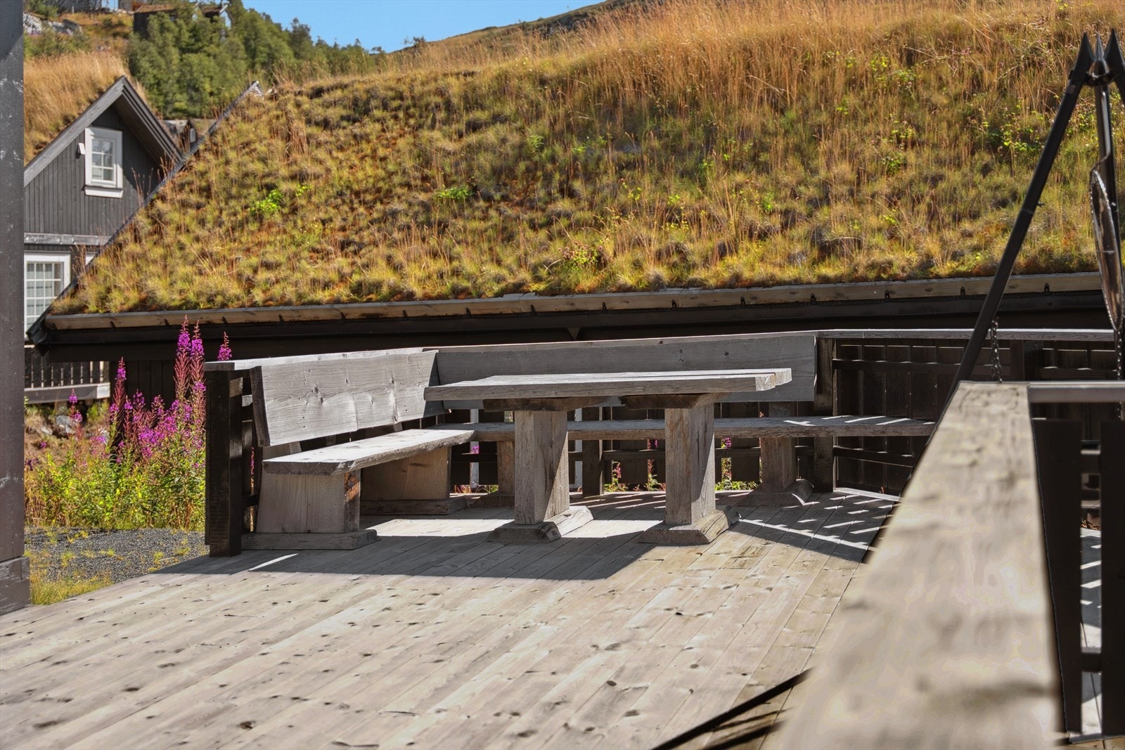 Fine uteplasser hvor du kan nyte sol fra morgen til sent ettermiddag/ kveld. Her kan man raskt suse innom for en pause og en pølse i hånden mens man er i bakken. Galleribilde