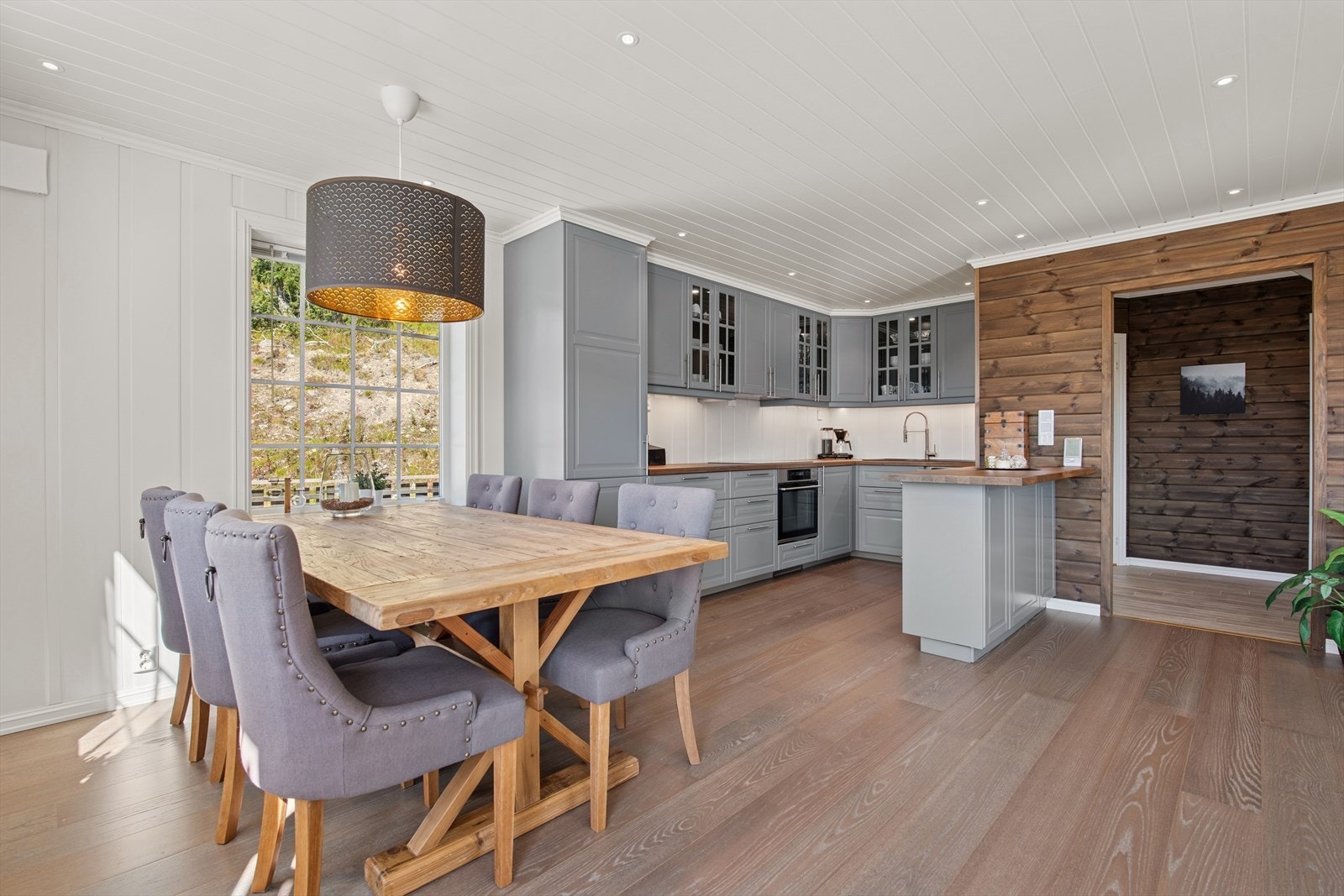 Kjøkkenet ligger i en delvis åpen løsning mot stuen - åpent, men samtidig godt avskjermet. Galleribilde