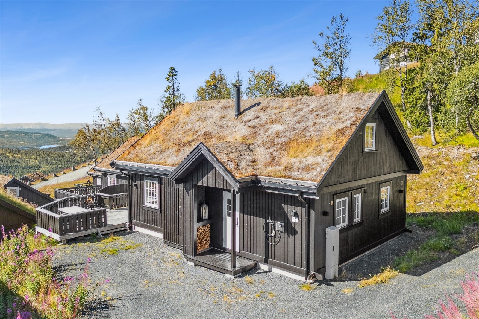 Hytten har en sentral og flott beliggenhet, like ved slalåmbakken. Godt med parkeringsplass og ladepunkt for elbil. Galleribilde