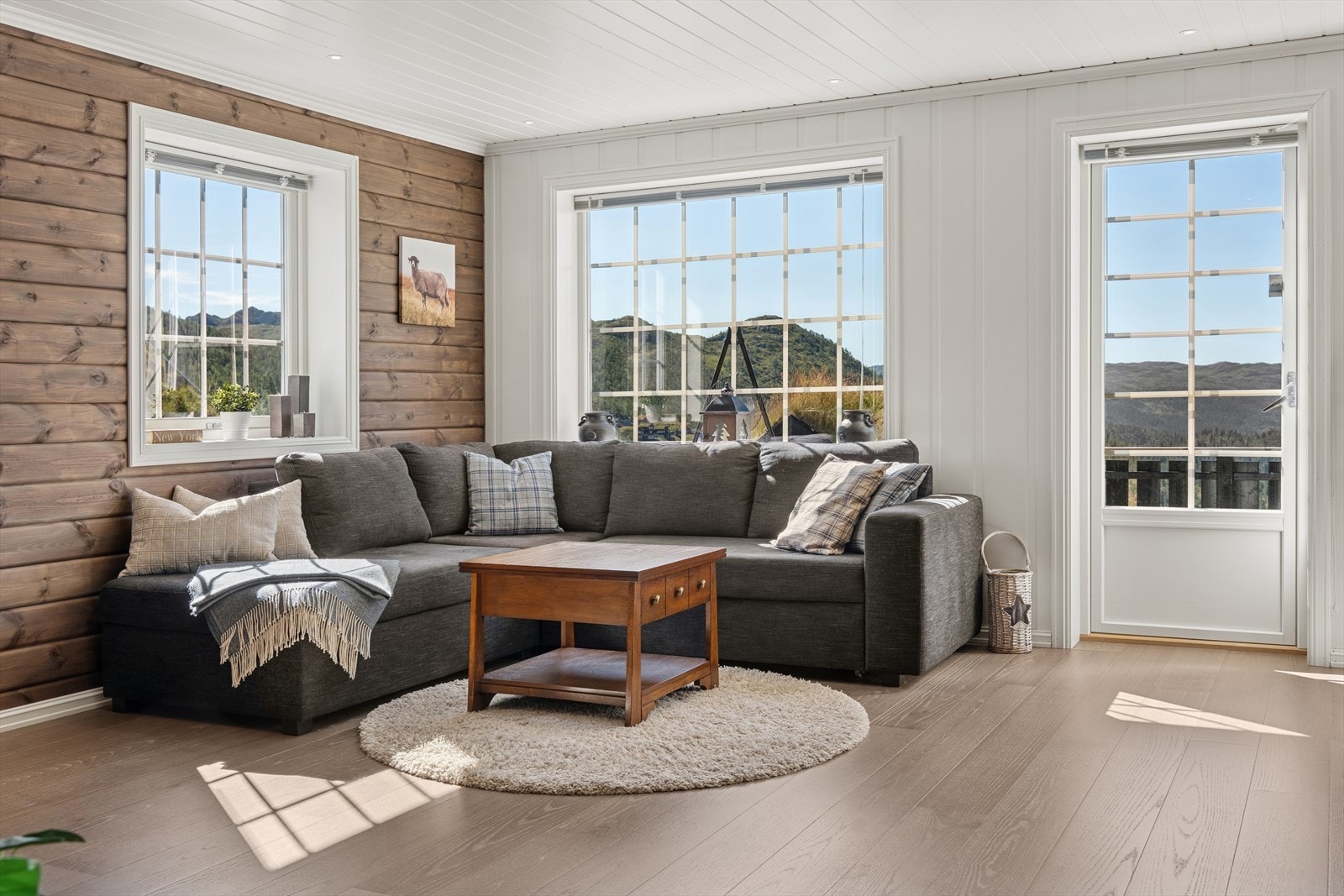 Fra stuen har du utgang til en romslig, stor og solrik terrasse. Galleribilde