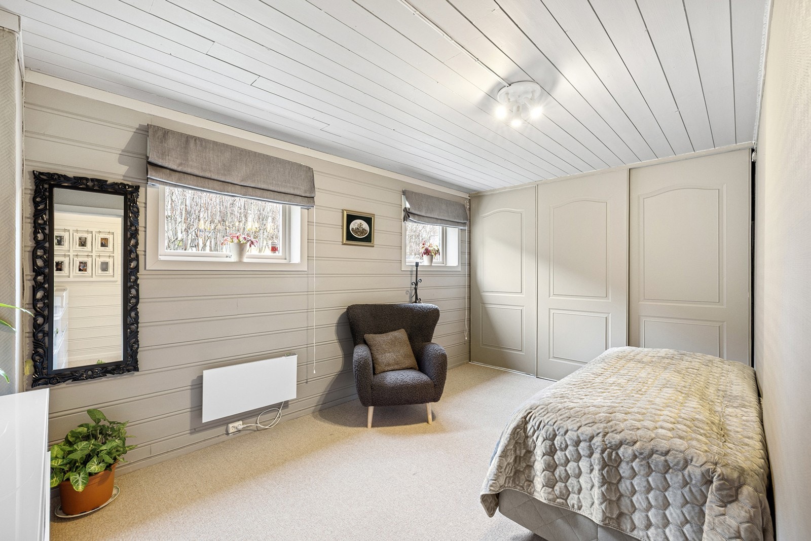 Lyst og trivelig rom med stor skyvedørsgarderobe, og teppebelagt gulv som gir en lun og behagelig atmosfære. Galleribilde