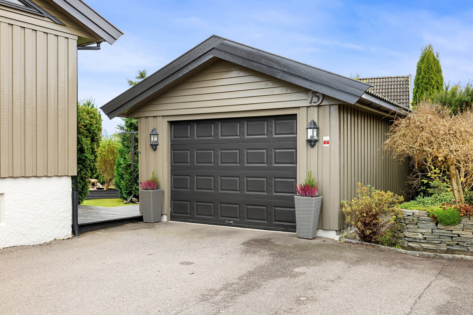 Eiendommen har asfaltert innkjørsel og god plass til parkering, samt frittstående garasje med plass til bil og oppbevaring. Ny el-lader ble installert i 2022. Galleribilde