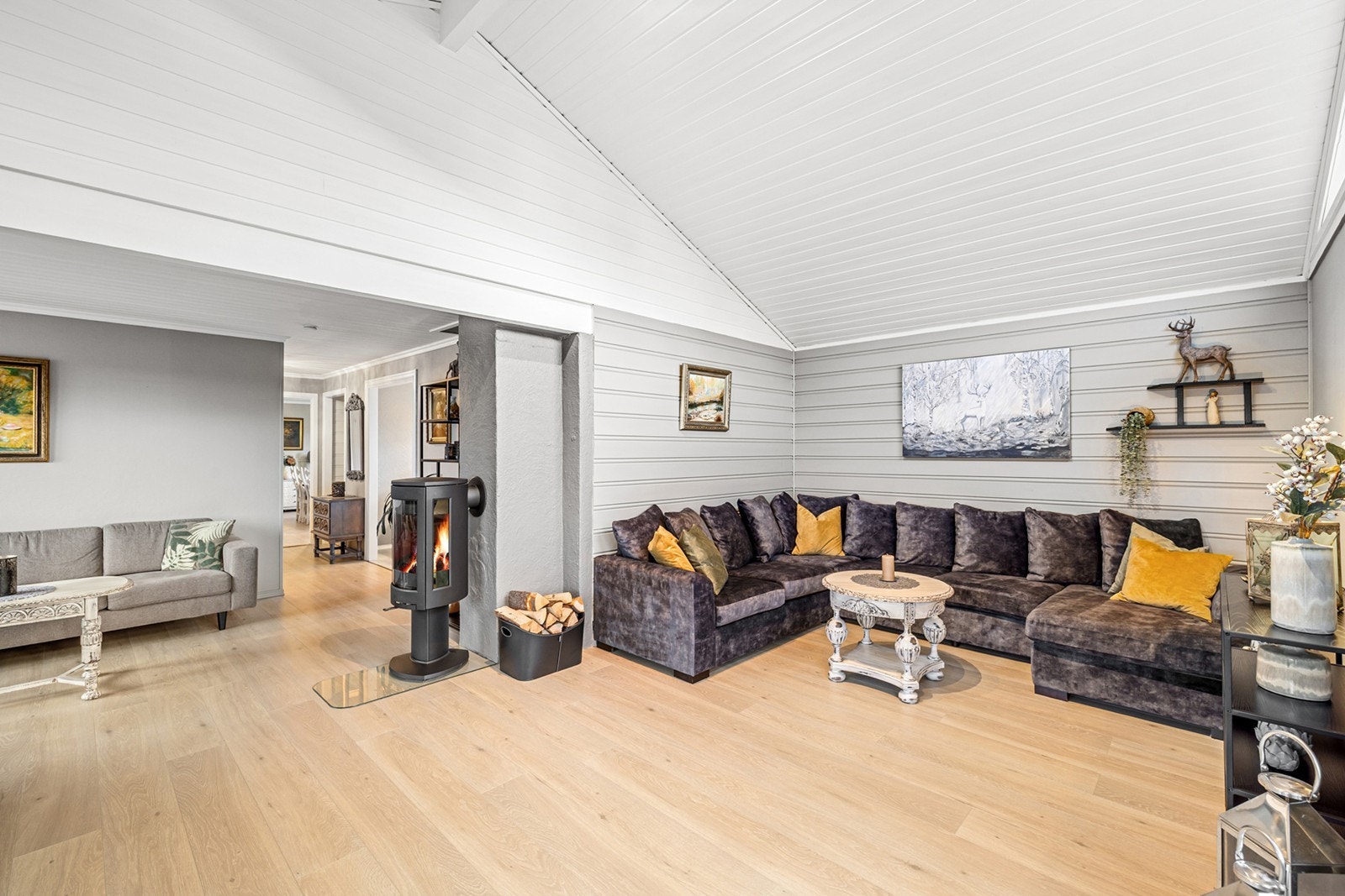 Boligen har to lyse stuer med god plass til både sofagruppe og spiseplass. Galleribilde