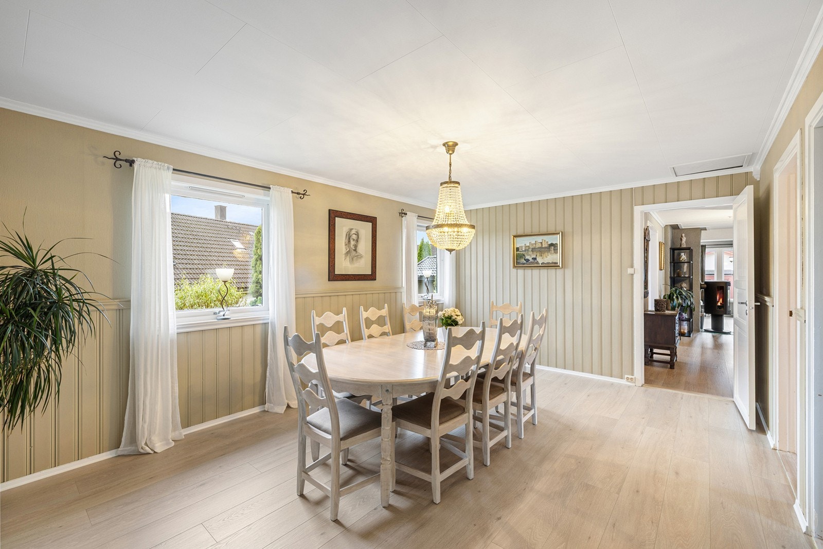 Spisestuen ligger i åpen tilknytning til stue og nært kjøkkenet, noe som gjør rommet både praktisk og innbydende i bruk. Galleribilde