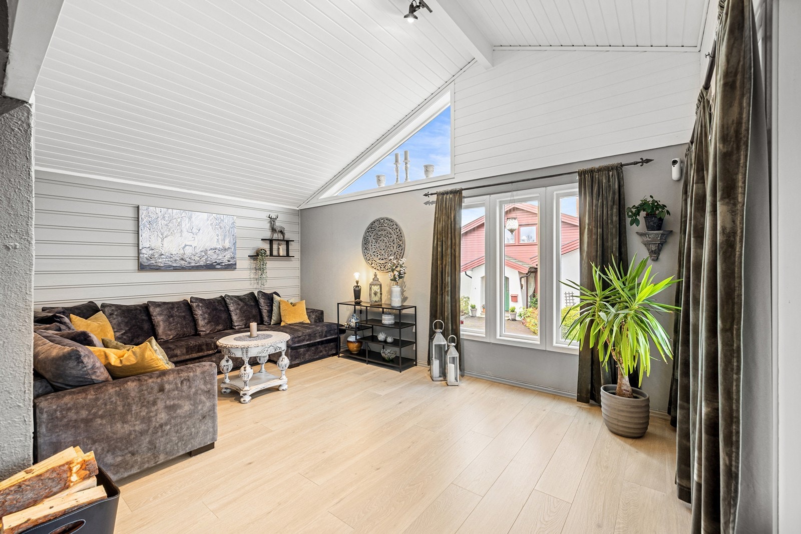 I 2022 ble hovedetasjen pusset opp ( Stuer, gang, spisestue og soverom) maling av tak og vegger, og Pergo laminatgulv. Galleribilde