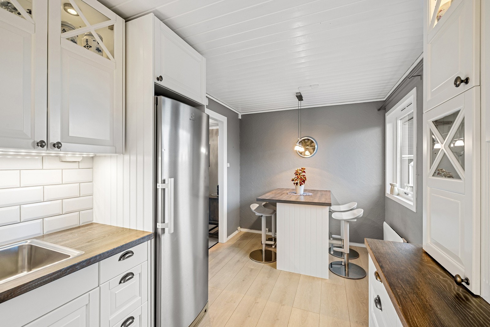 Kjøkkenet har integrert oppvaskmaskin, integrert komfyr og nedfelt platetopp og det er tilkoblet en ventilator over kokeplass. Galleribilde