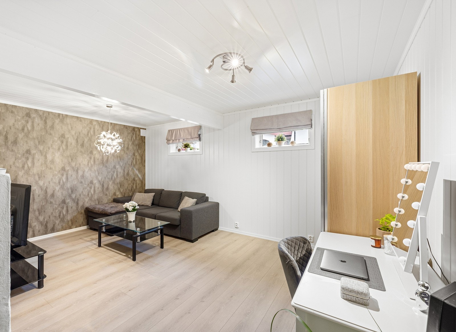 Lys og moderne kjellerstue som ble pusset opp i 2015. Rommet ble totalrenovert helt til råvegg, med nytt gulv, tak og vegger, samt lagt folie gulvvarme og Berry Alloc laminatgulv for et varmt og behagelig inneklima. Galleribilde