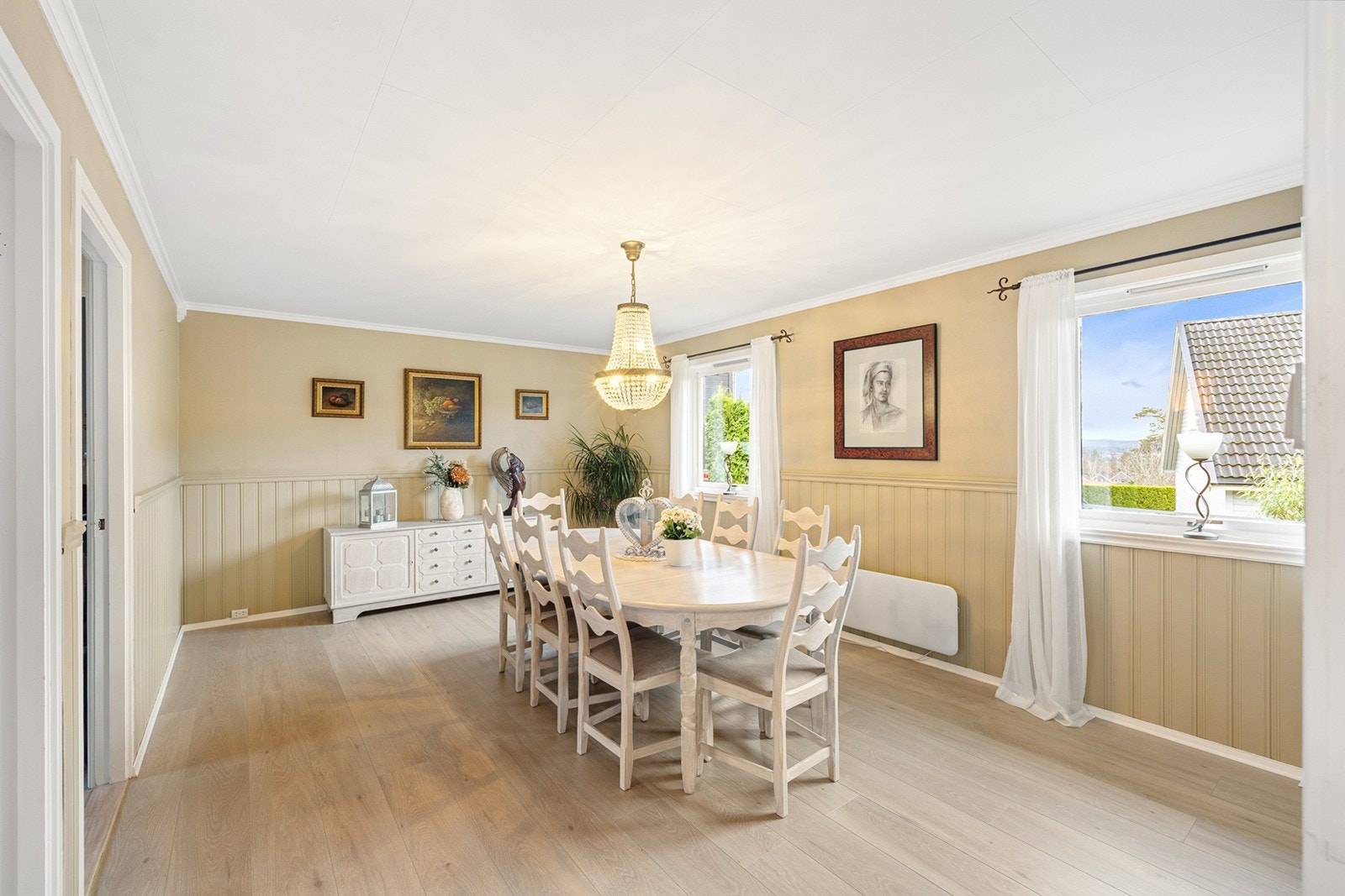 Lys og romslig spisestue med god plass til langbord - perfekt for hyggelige måltider og sosiale sammenkomster. Rommet var tidligere et stort soverom, og kan enkelt tilbakeføres ved behov. Galleribilde