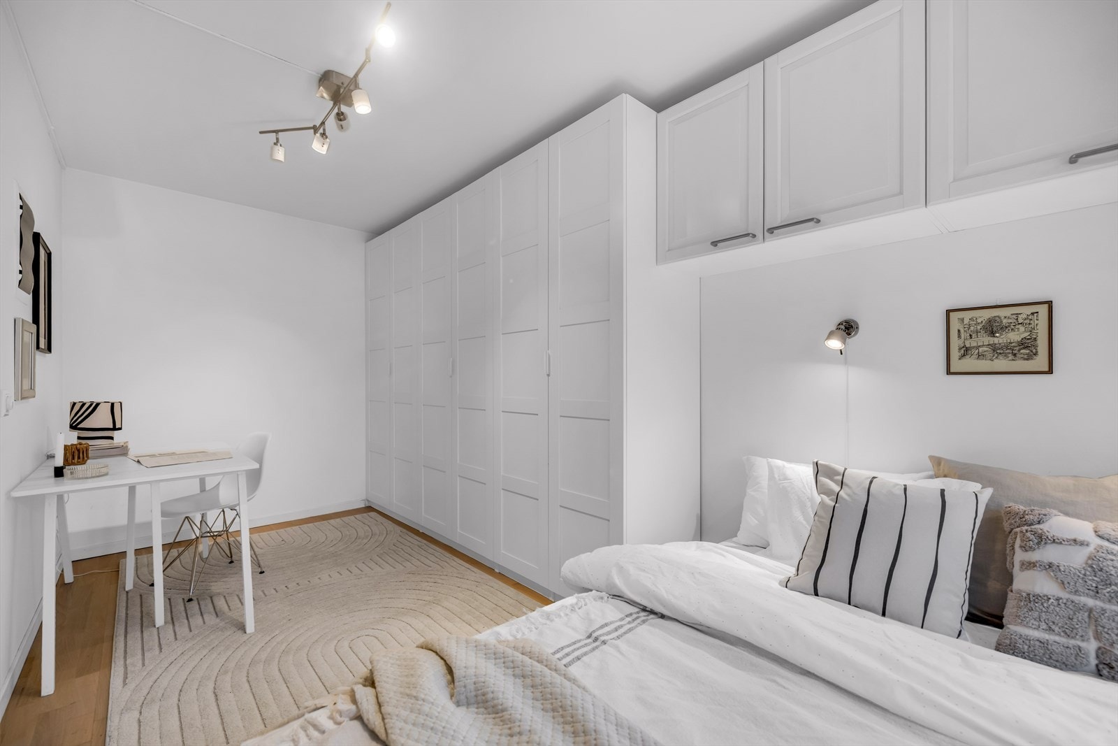 Soverommet har svært gode oppbevaringsløsninger med en hel vegg bestående av romslige, garderobeskap. Skapene gir rikelig med plass til klær, sko og øvrig oppbevaring. Galleribilde