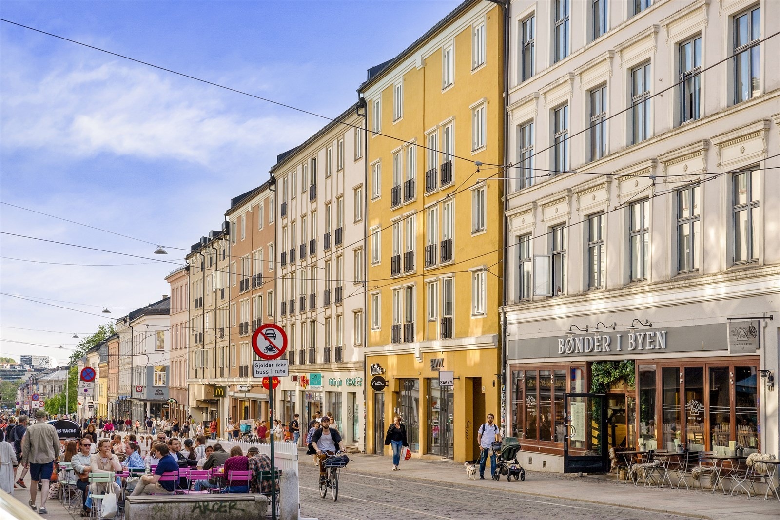 Området har umiddelbar nærhet til offentlig kommunikasjon, dagligvare butikker, shopping, kafeer, barer, restauranter m.m. Galleribilde