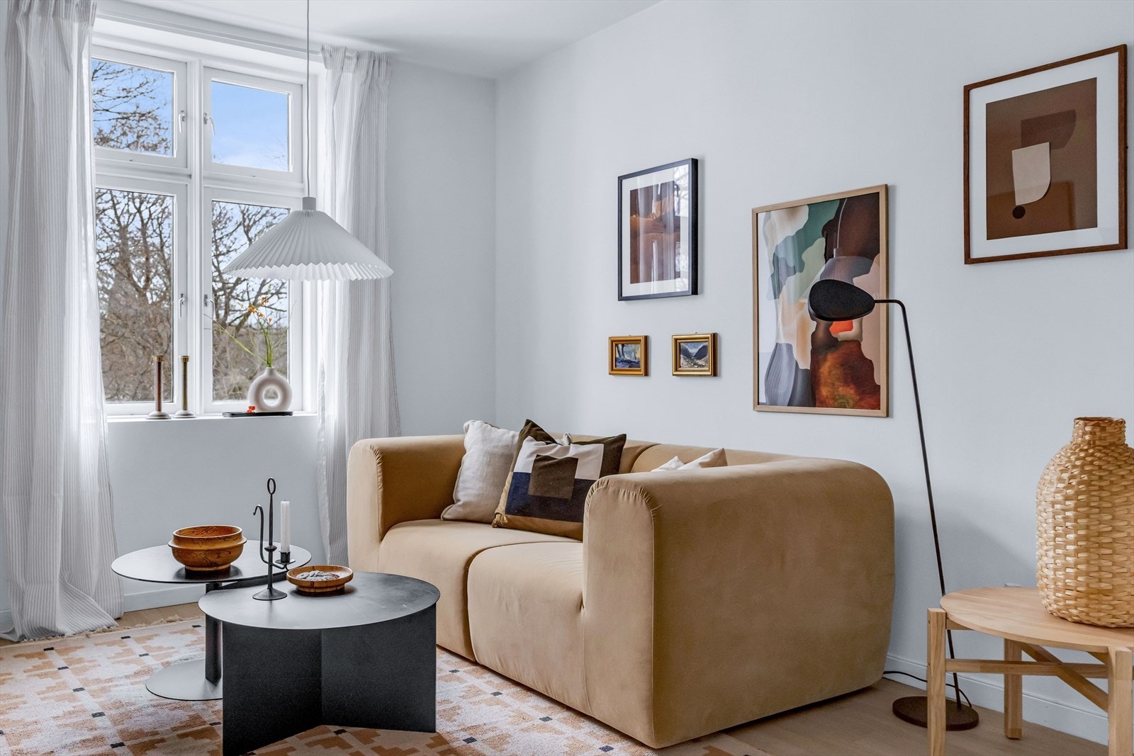 Den åpne og fleksible planløsningen gir gode møbleringsmuligheter, med naturlig plass til både sofagruppe, TV-møblement og spisebord. Galleribilde