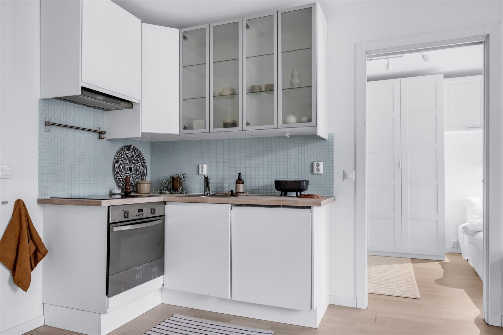 Kjøkkenet er moderne og stilrent fra IKEA, med rikelig skap- og benkeplass. Galleribilde