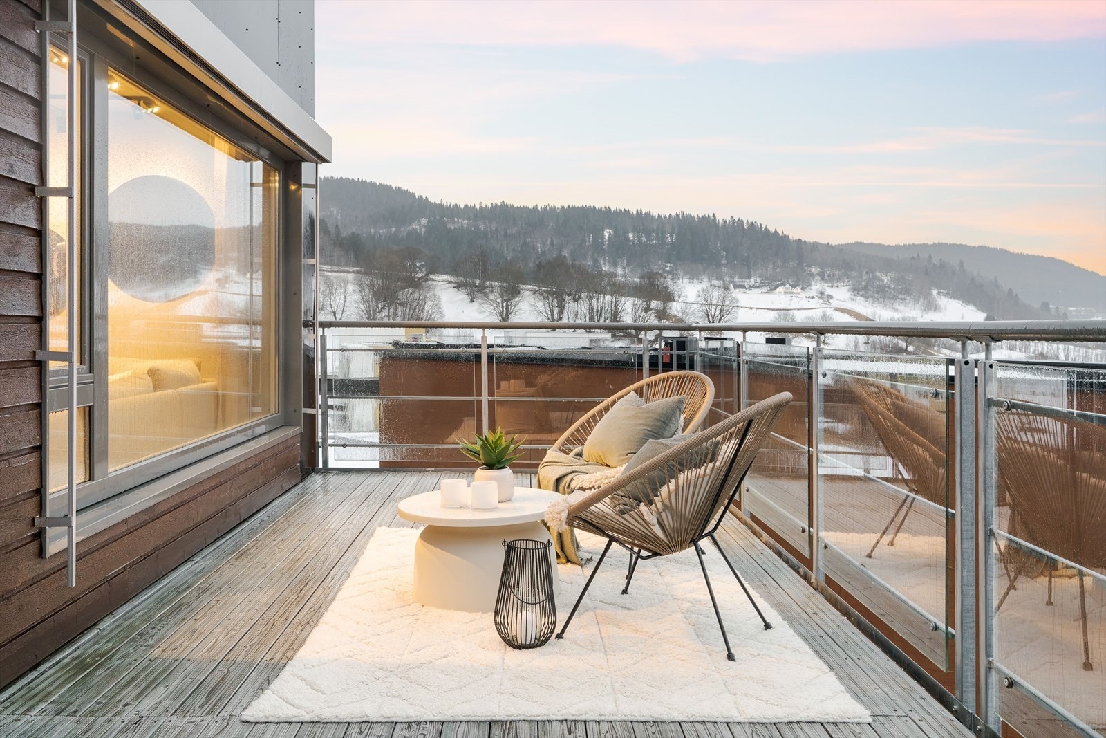 Uterommet innbyr til både stille stunder og lange, sosiale kvelder. Galleribilde