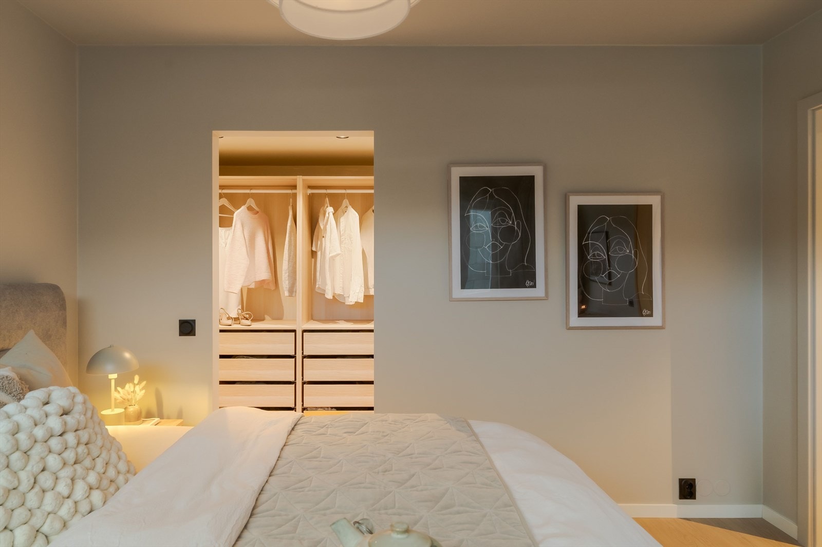 Downlights i taket gir god belysning i garderoben. Galleribilde