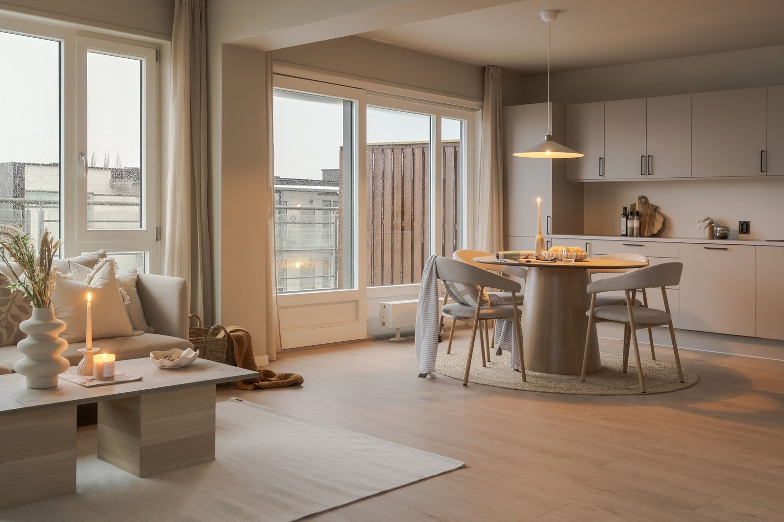 Sammen med kjøkkenet danner stuen et åpent og sosialt allrom som innbyr til hygge fra tidlig morgen til sent på kveld. Galleribilde