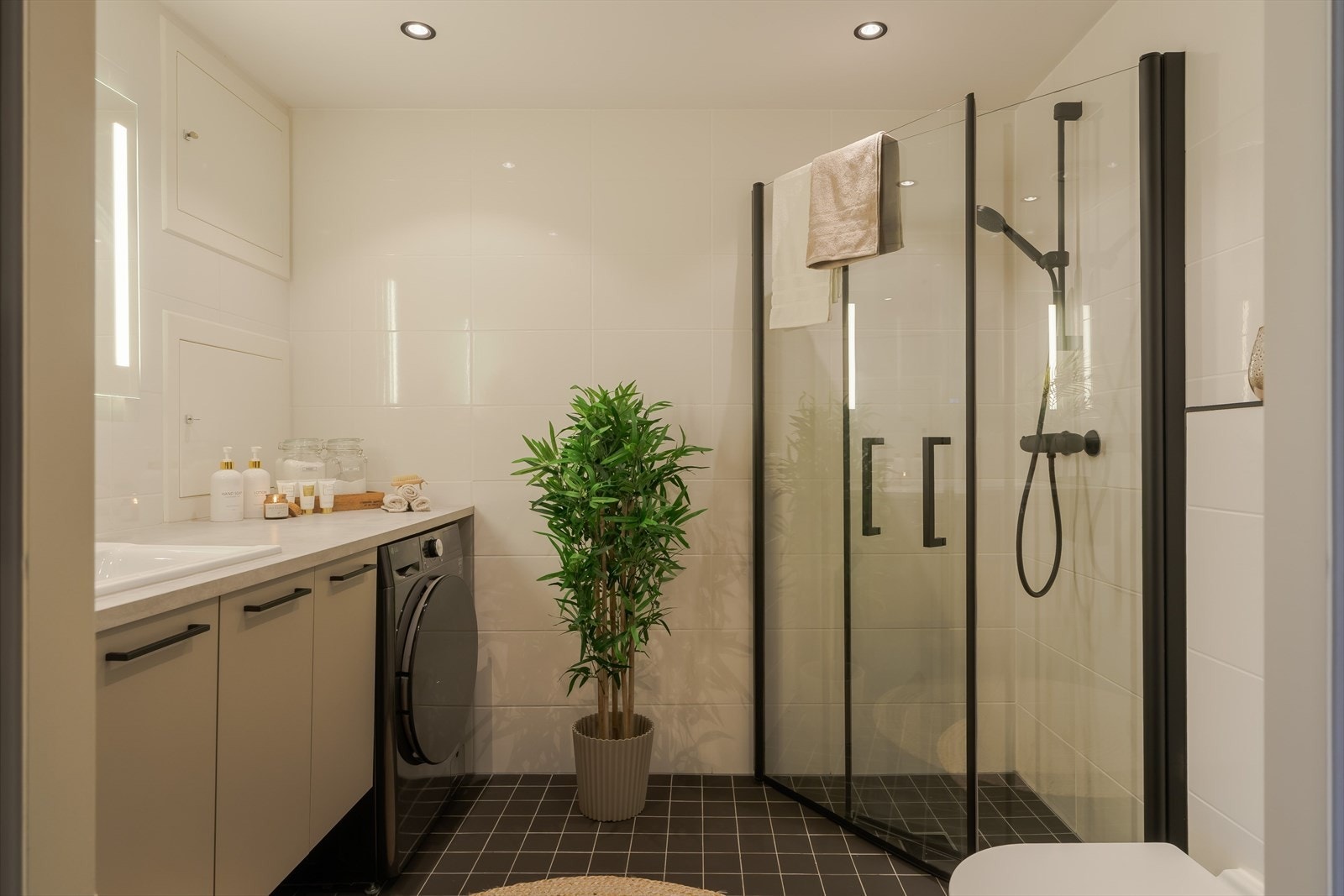 Dagene får en god start på et lekkert bad med delikate fliser i ulike størrelser. Galleribilde