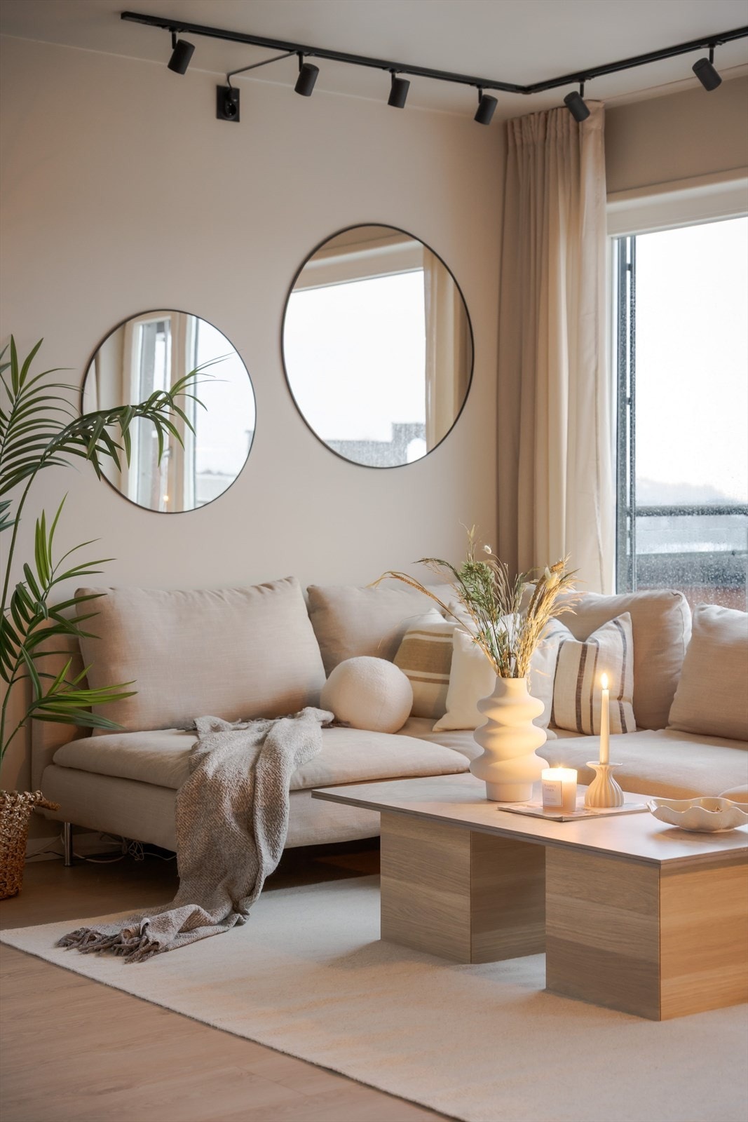 Leiligheten ligger flott til på enden, noe som gir ekstra gode lysforhold en mer privat følelse. Galleribilde