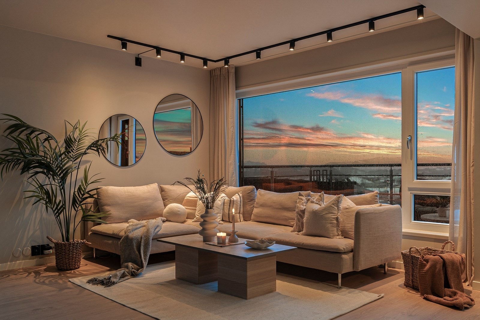 Øverst plassert i bygget får leiligheten pen utsikt over nærområdet. Galleribilde