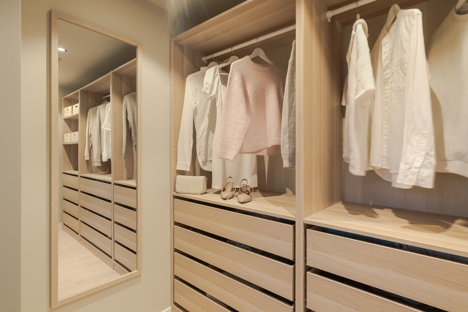 Hovedsoverommet har et eget walk-in closet med skuffer, hyller og klesoppheng. Galleribilde