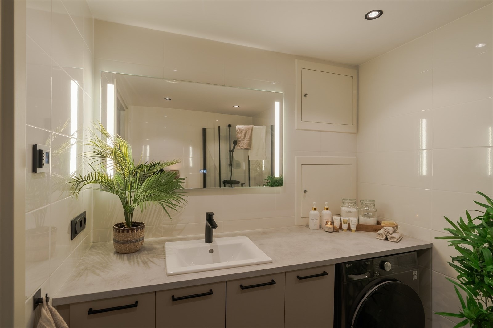 Plassen på badet er godt utnyttet, med en stor servantseksjon langs den ene veggen. Galleribilde