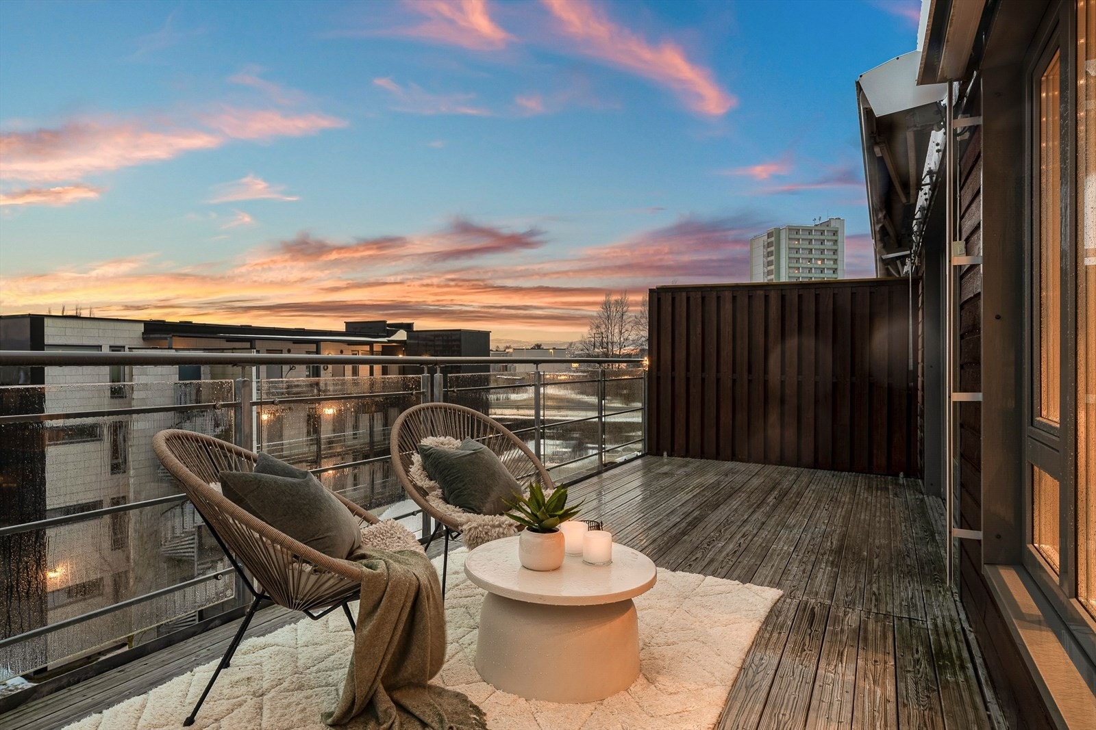 Stuen forlenges av en herlig balkong som måler ca. 21m². Galleribilde