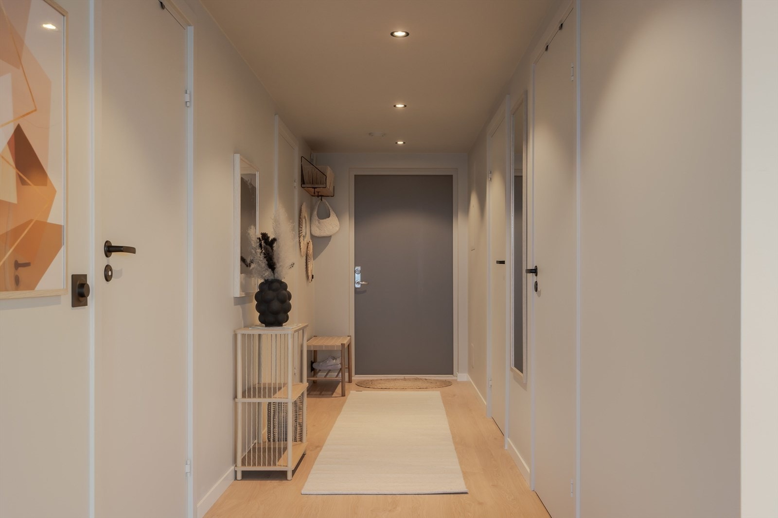 Entreen gir et godt førsteinntrykk, med downlights, duse farger og et kott for yttertøyet. Galleribilde