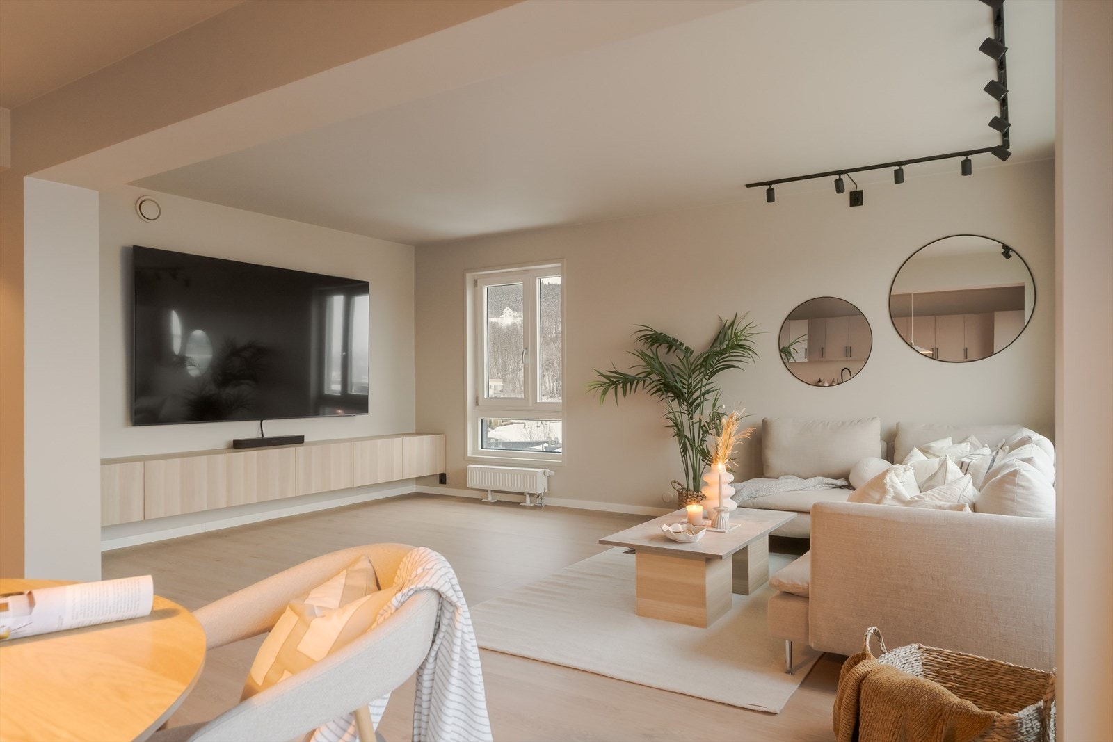 Bygget er tilkoblet fjernvarme, som forsyner leiligheten med varmt forbruksvann og vannbåren varme til radiatorer. Galleribilde