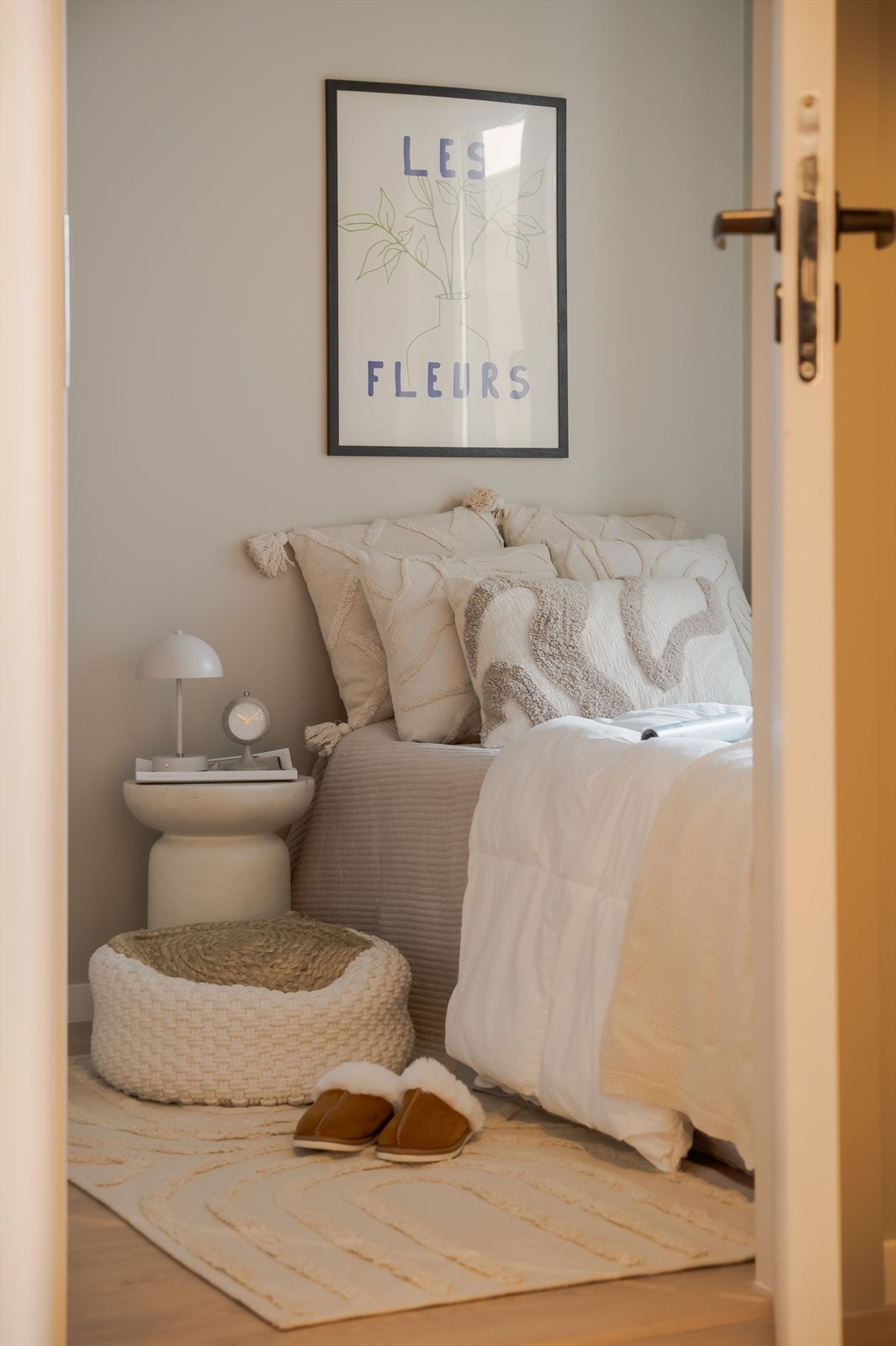 Leiligheten disponerer en utendørs p-plass med lader for elbil montert. Galleribilde