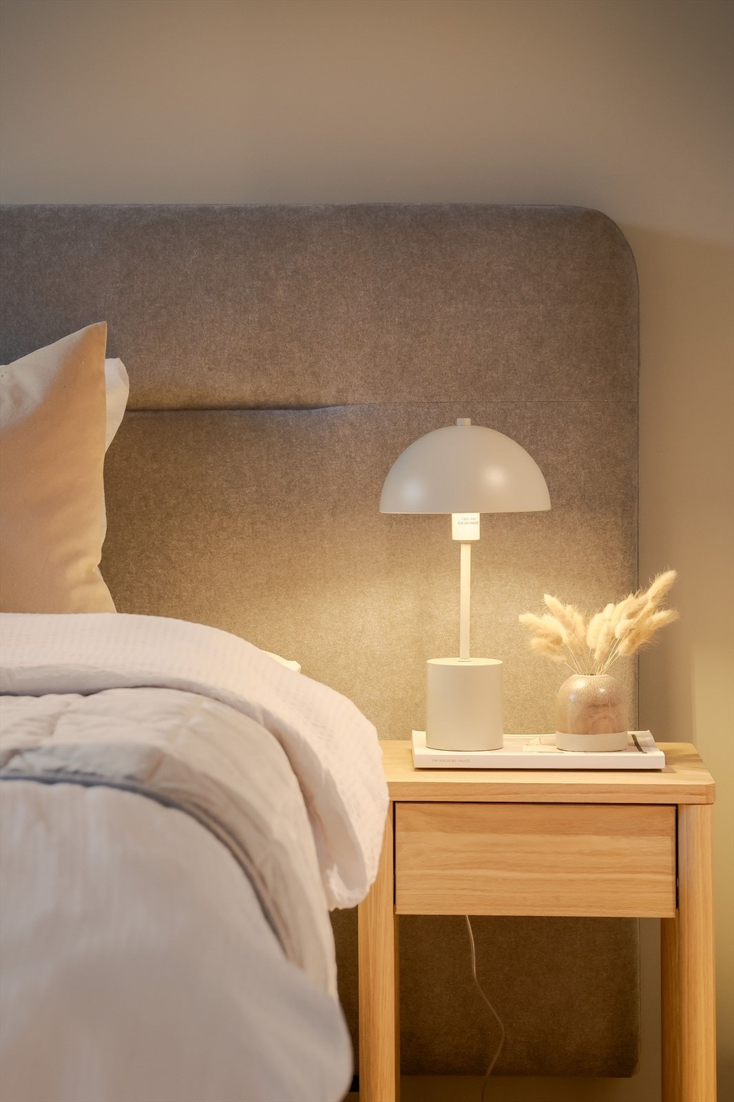 På hovedsoverommet er det god plass til dobbeltseng med tilhørende nattbord. Galleribilde