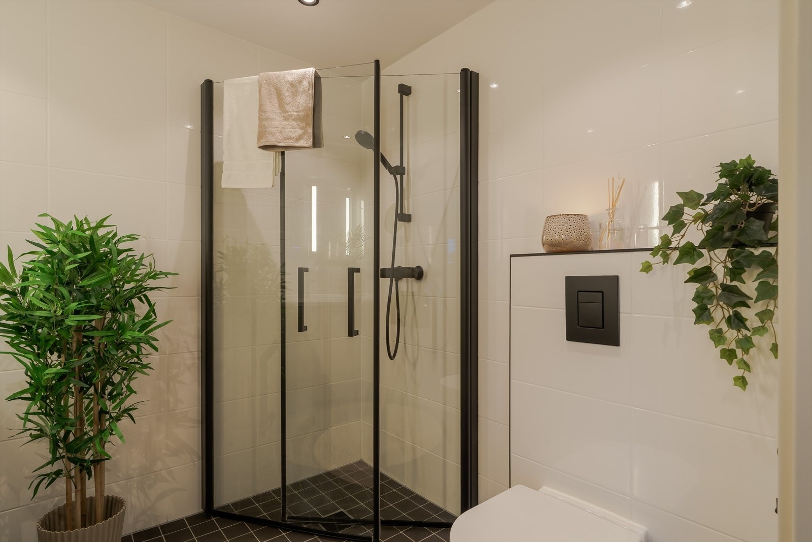 På badet er det downlights, varmekabler og vegghengt toalett. Galleribilde