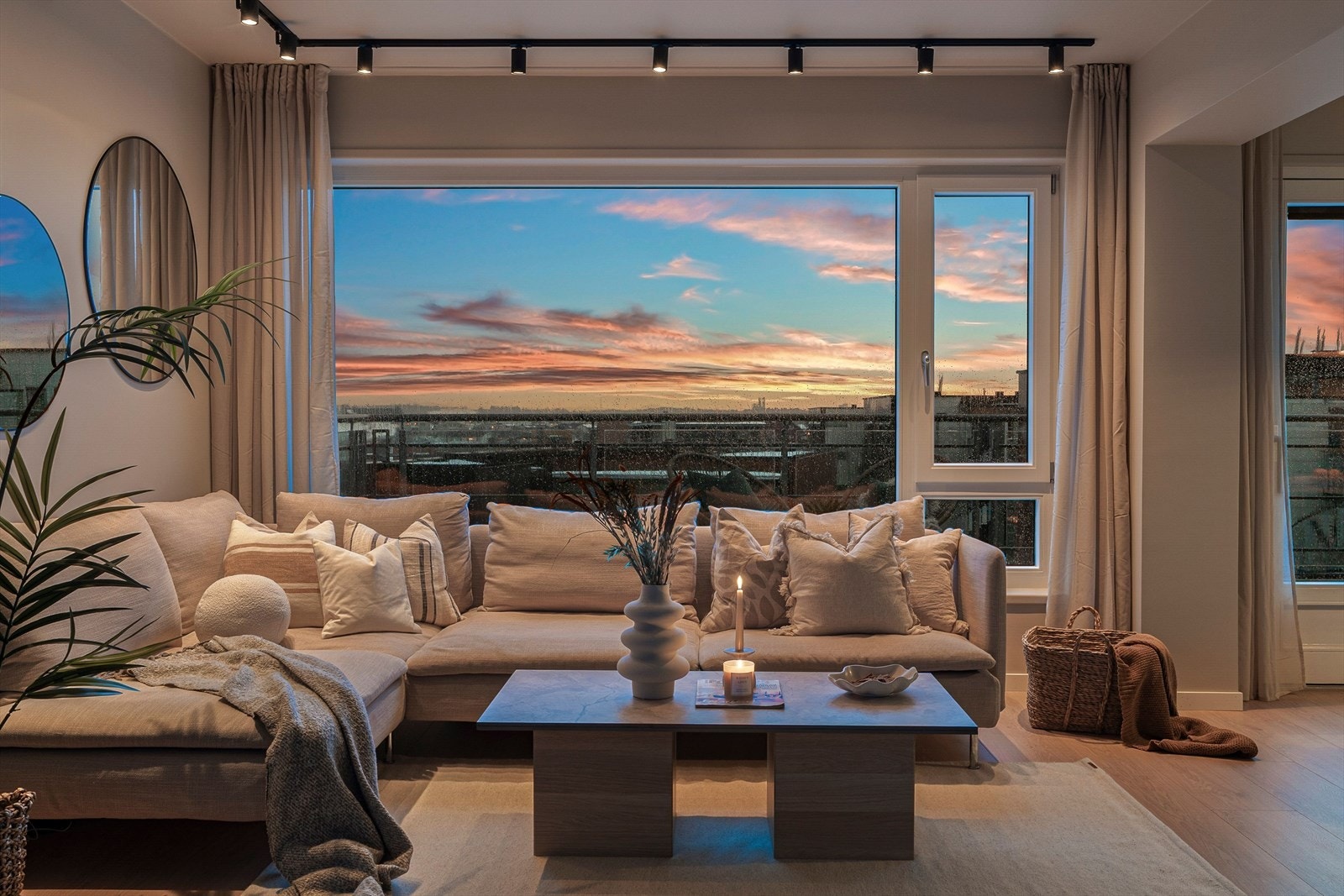 De store vindusflatene slipper inn rikelig med naturlig lys til stuen. Galleribilde