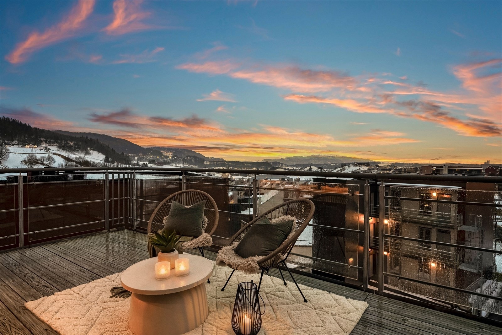 Størrelsen på balkongen gir flere soner til ulikt bruk. Galleribilde