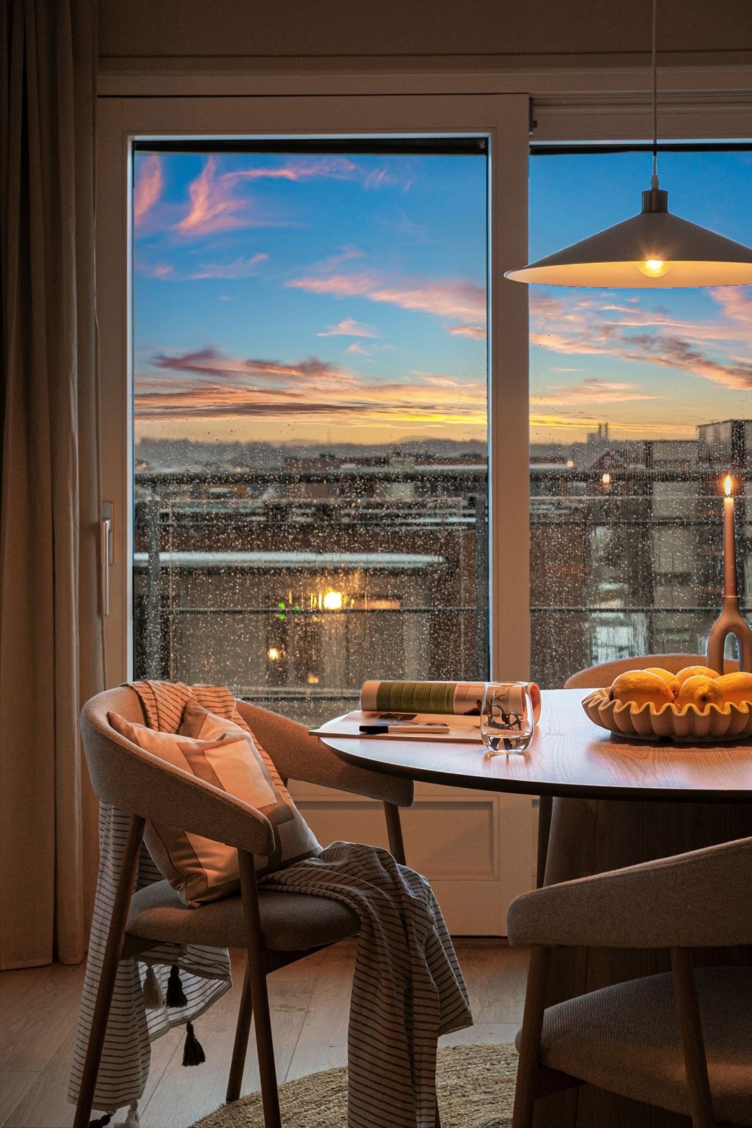 Stuen er naturlig inndelt i ulike soner, og det passer utmerket å innrede med spisebord nærmest kjøkkenet. Galleribilde