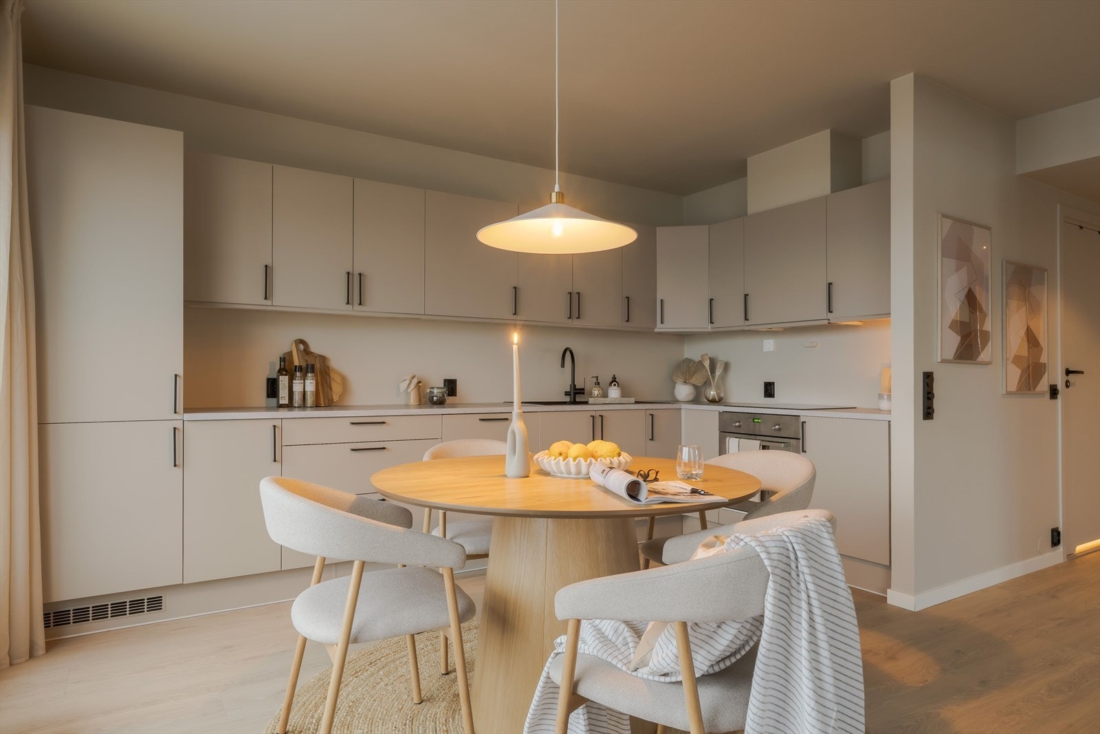 Alle hvitevarene er integrerte; stekeovn, platetopp, oppvaskmaskin og en kombinert kjøl/frys. Galleribilde