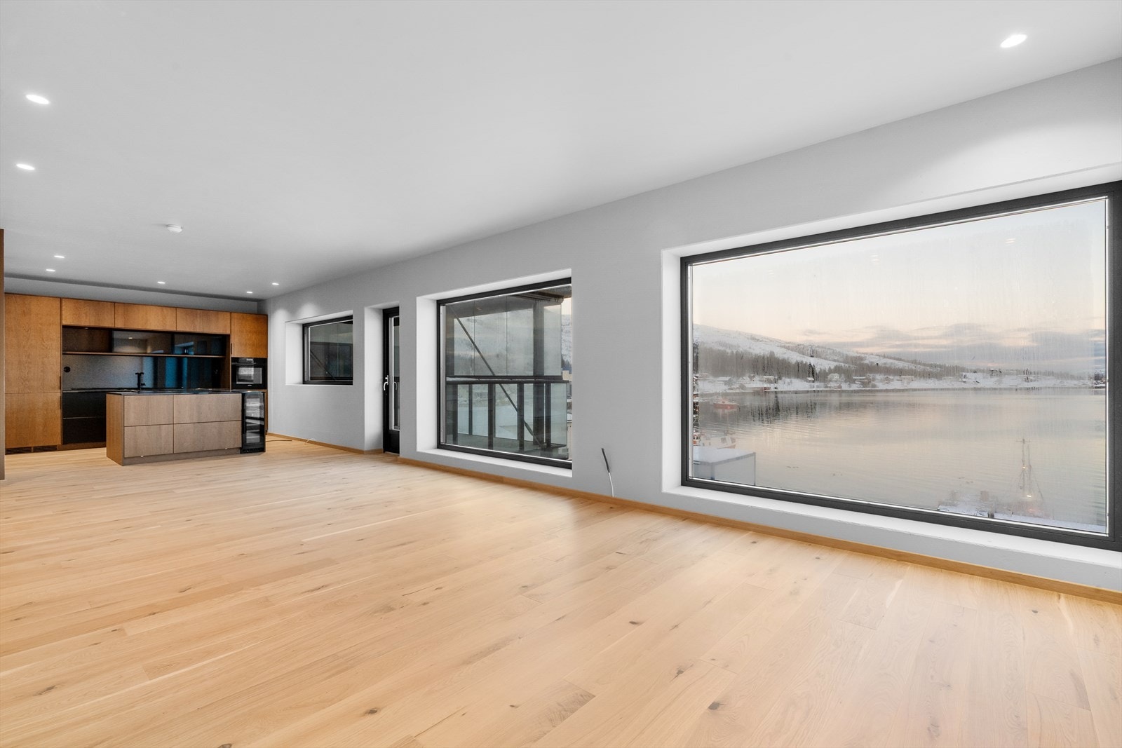 Aktiv Finnsnes presenterer Botnhamnveien 789P! Unik toppleilighet med privat garasje, heis og en fantastisk utsikt fra innglasset balkong - tre soverom, to bad. Galleribilde