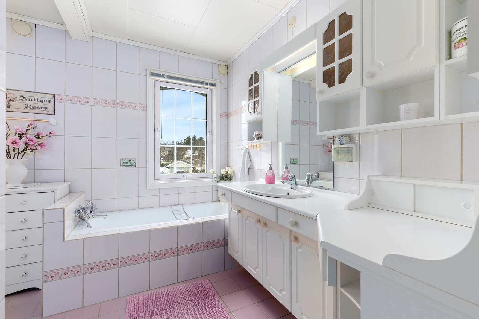 Flislagt bad med vask, badekar og dusj. Opplegg for vaskemaskin Galleribilde