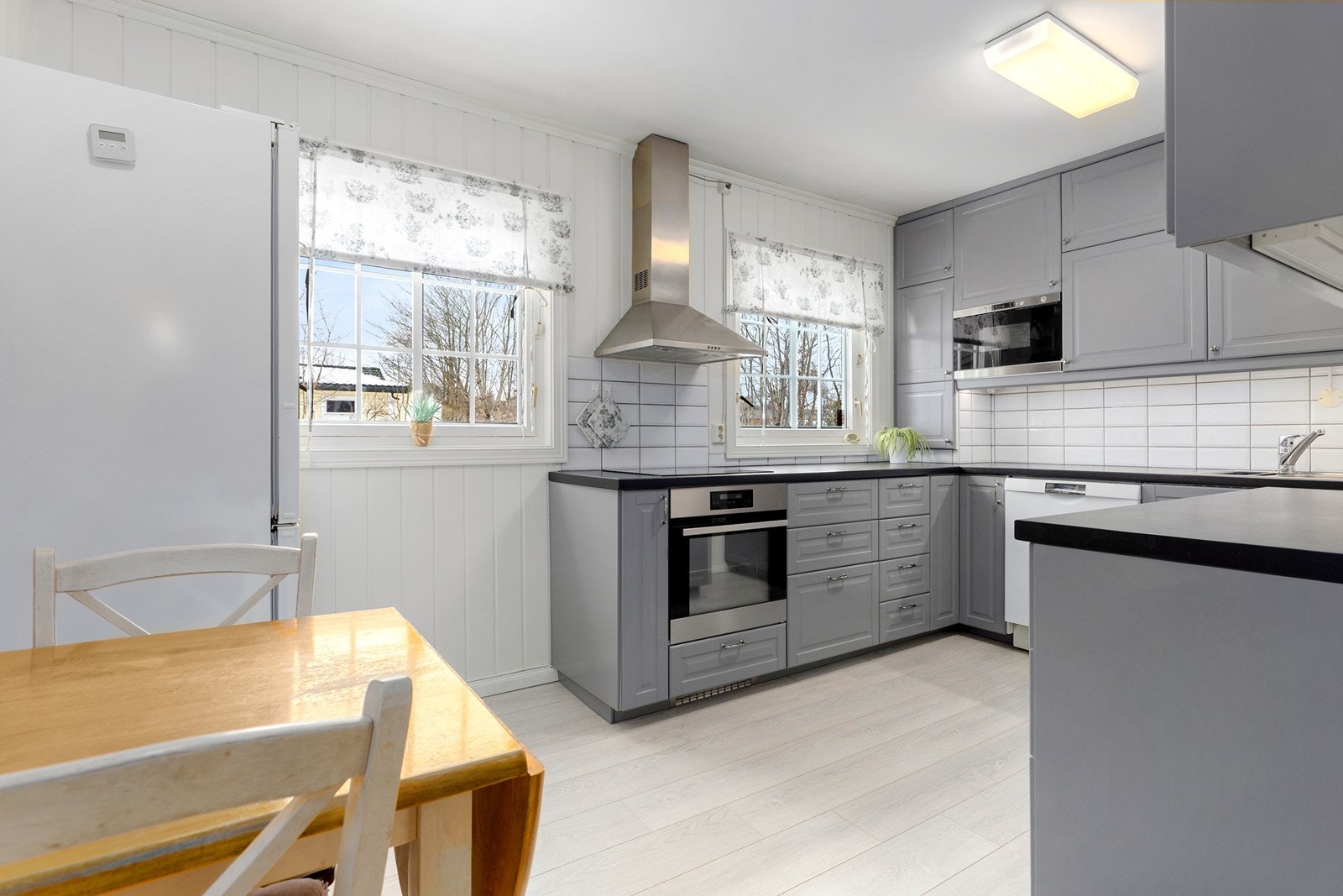 Kjøkken fra IKEA med integrerte hvitevarer Galleribilde