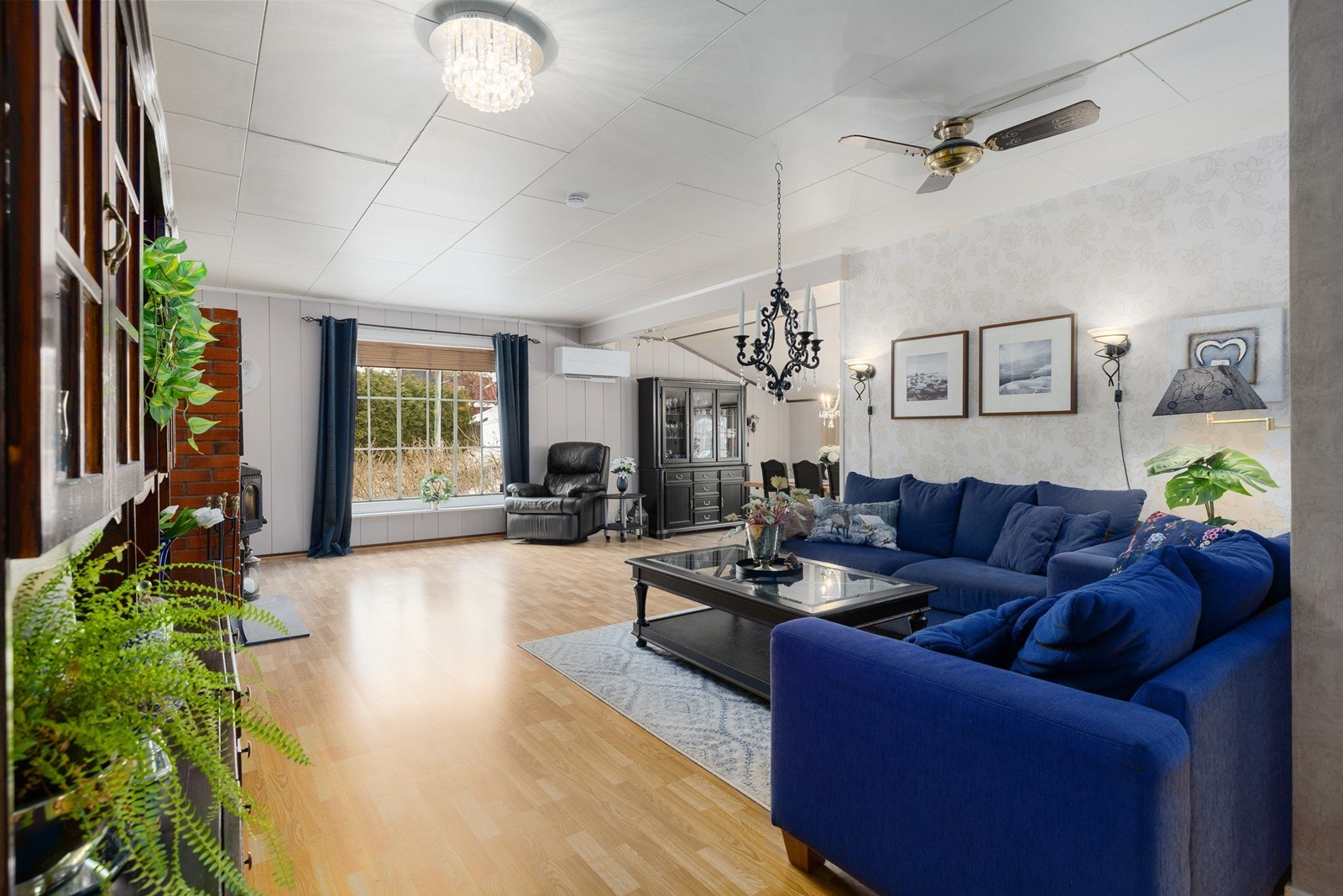 Romslig stue med dør ut til veranda Galleribilde