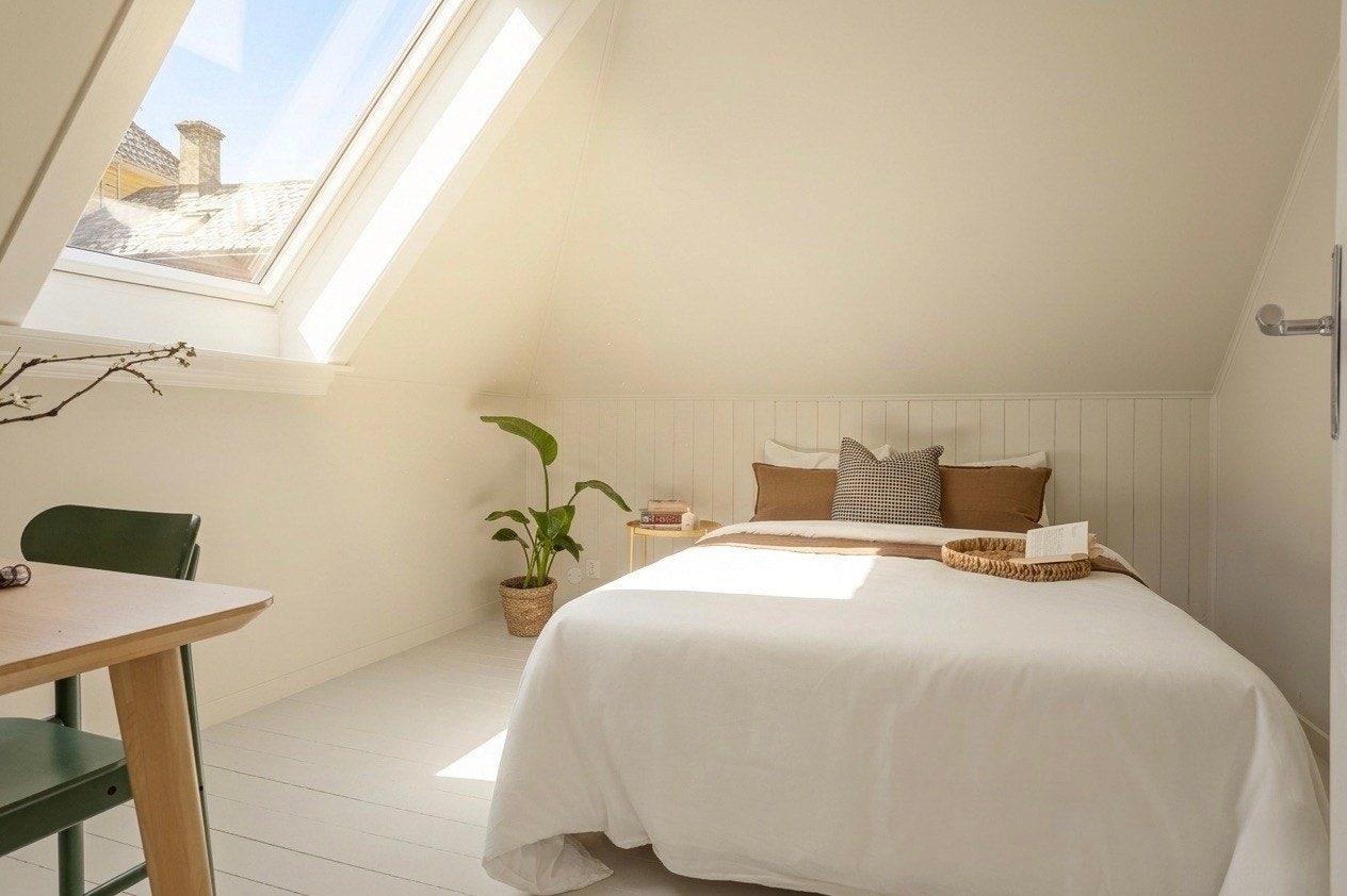 Soverom med lun atmosfære og koselig skråtak. Galleribilde