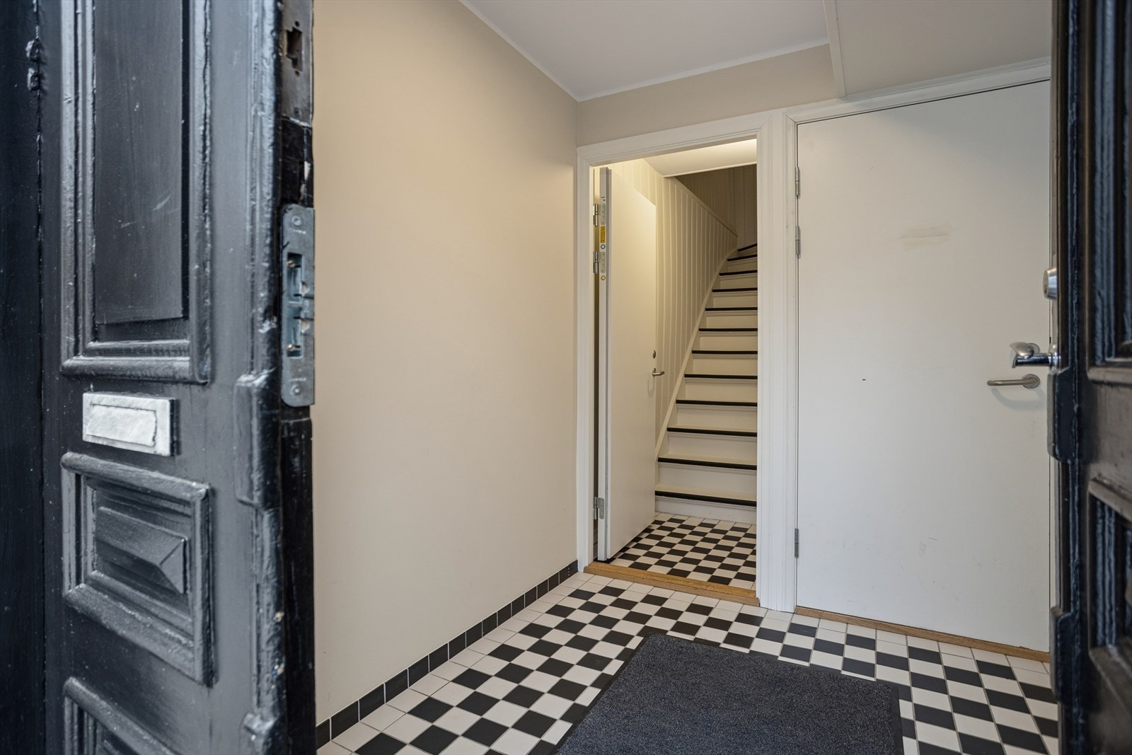 Praktisk entré i underetasjen med oppbevaringsmuligheter. Felles gang med inngang til hoveddel og underetasje. Galleribilde