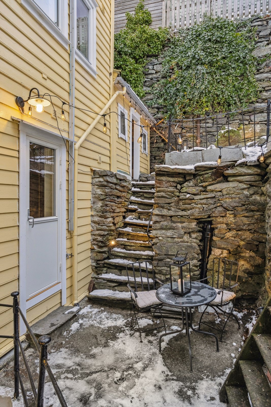 Privat bakgård med flere nivåer - skjermet og attraktiv. Galleribilde