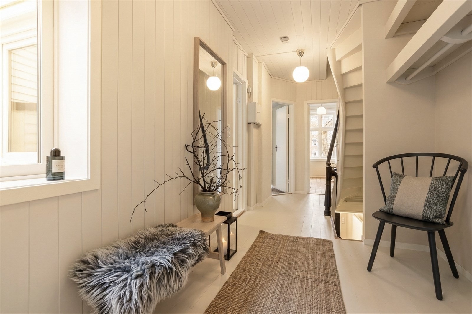 Praktisk gang med tilkomst til flere av etasjens rom. Galleribilde