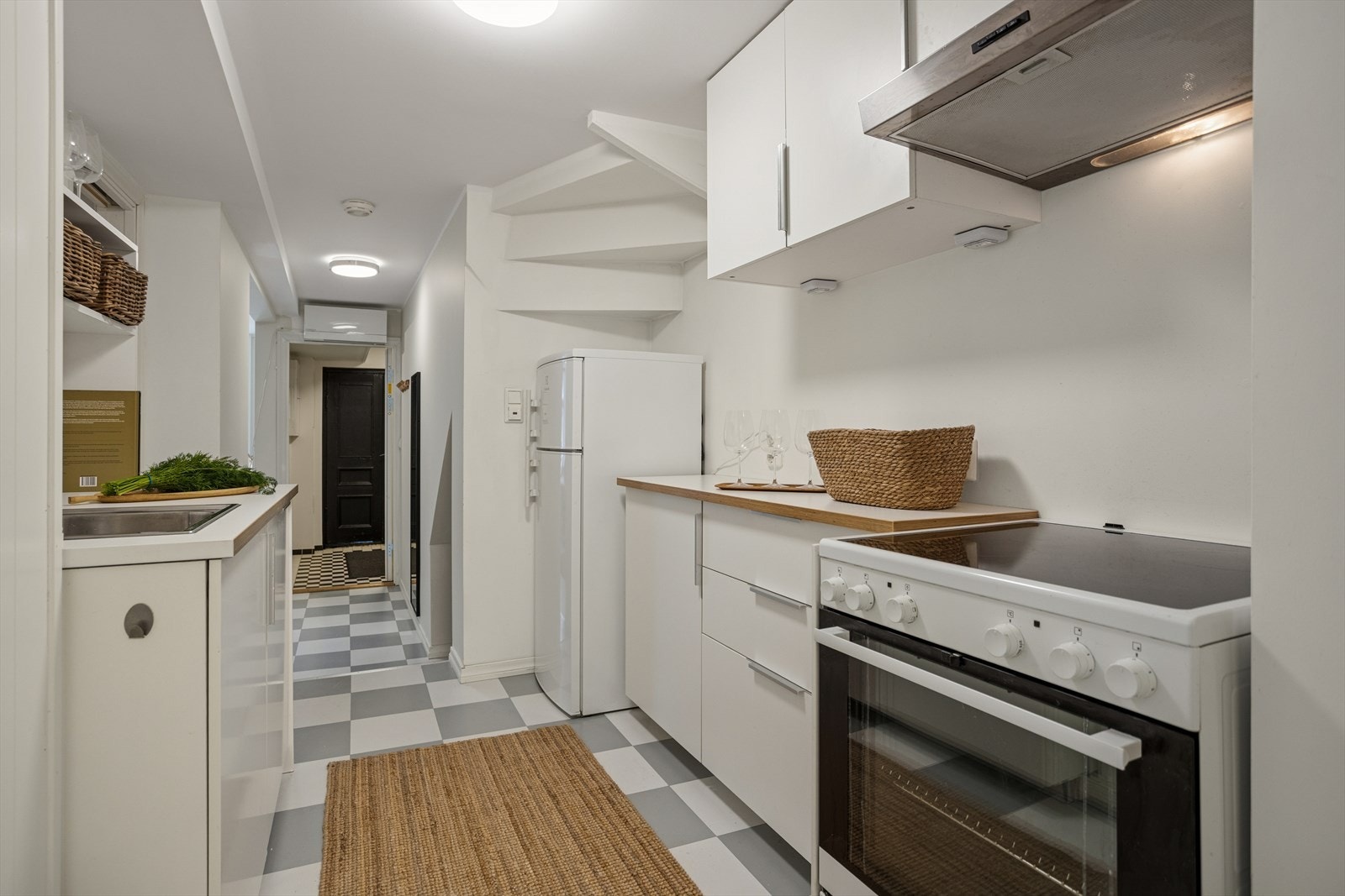 Kjøkken utstyrt med både hvitevarer og spiseplass. Galleribilde